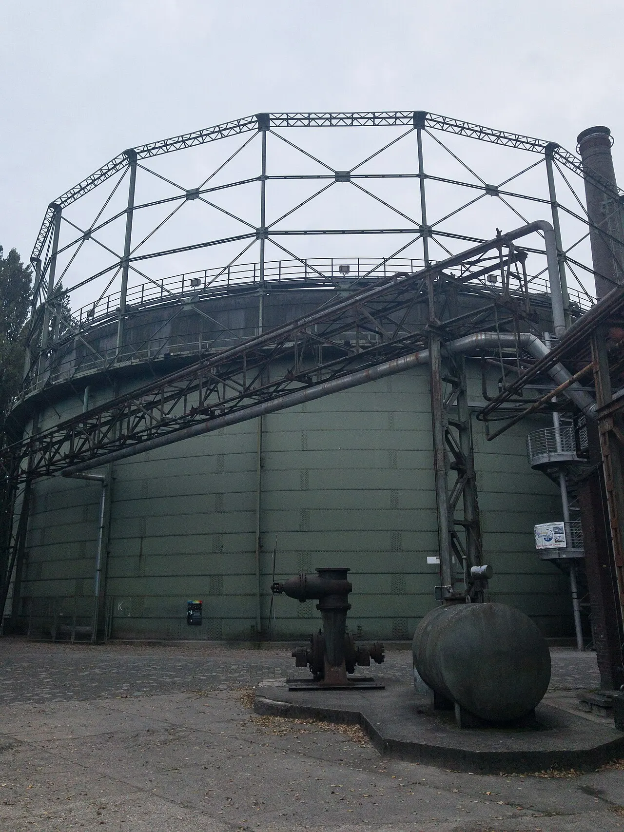 Gasometer im Landschaftspark Duisburg-Nord im Stadtteil Meiderich, heute als Tauchrevier genutzt