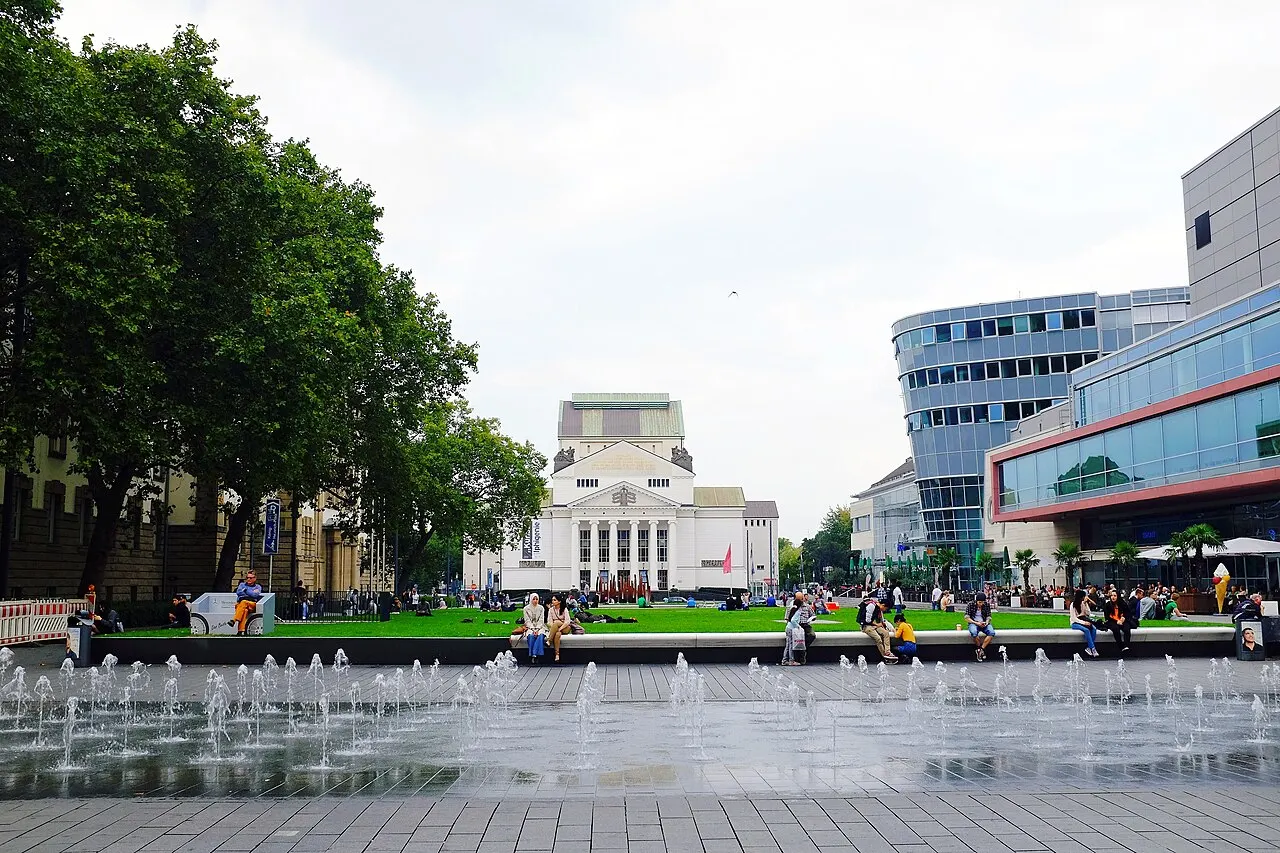 König-Heinrich-Platz in der Duisburger Stadtmitte mit Theater Duisburg, CityPalais und Wasserspielen